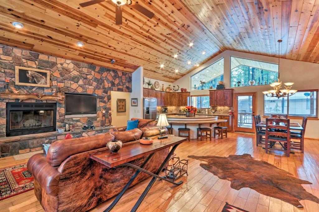 Lavish Cabin with Deck Less Than 3 Mi to Pinetop Country Club